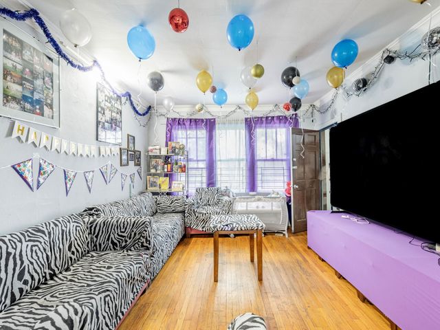 8119 S Escanaba Avenue, Chicago, IL 60617