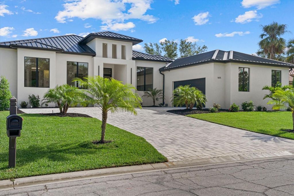 Image 2 of property listing at 1605 LANDFALL DRIVE, Nokomis, FL 34275