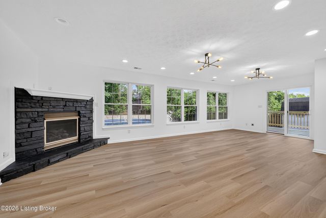 8113 Apple Valley Dr, Louisville, KY 40228