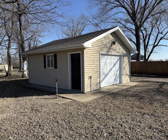 715 E Highland Avenue, Nevada, MO 64772