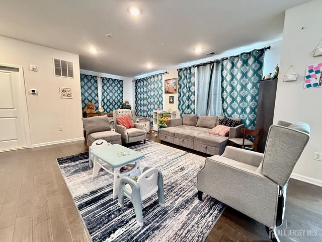 102 Dickson Court, Highland Park, NJ 08904