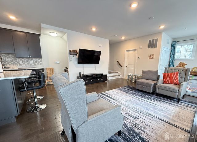 102 Dickson Court, Highland Park, NJ 08904