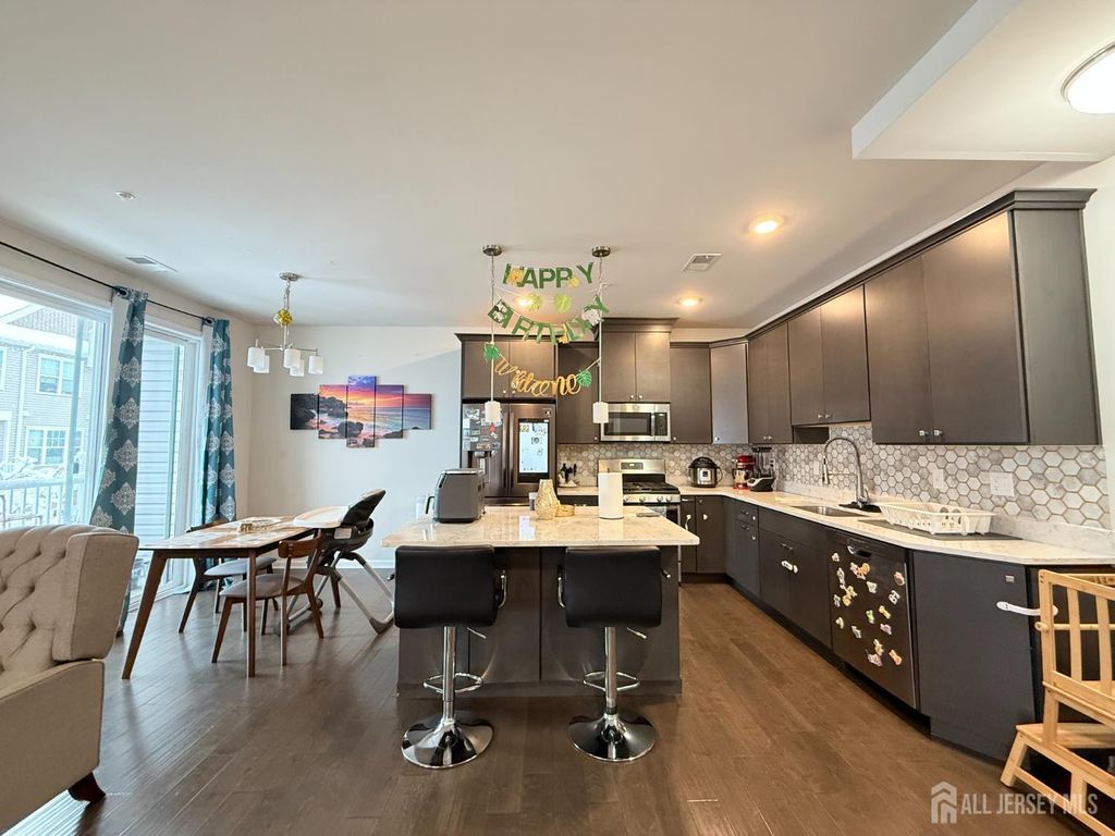 102 Dickson Court, Highland Park, NJ 08904