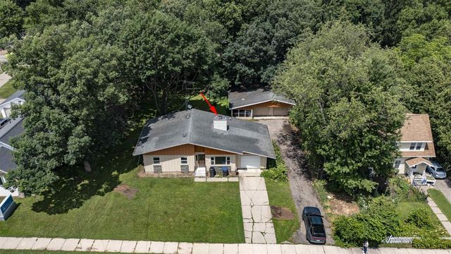 622 W FULTON STREET, Waupaca, WI 54981