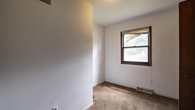 622 W FULTON STREET, Waupaca, WI 54981