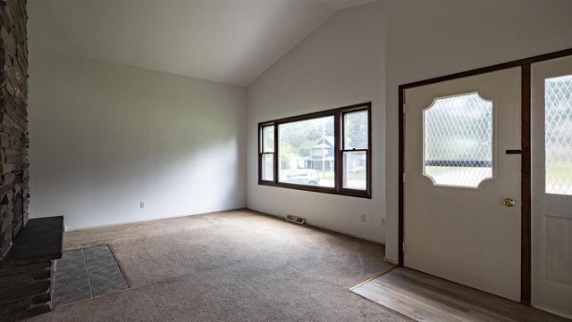 622 W FULTON STREET, Waupaca, WI 54981
