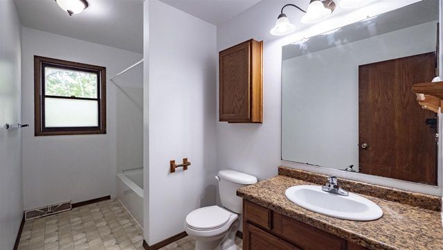 622 W FULTON STREET, Waupaca, WI 54981