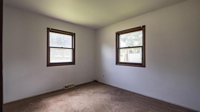 622 W FULTON STREET, Waupaca, WI 54981