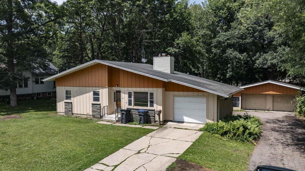 622 W FULTON STREET, Waupaca, WI 54981