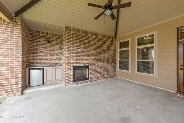 104 Flora Springs Drive, Youngsville, LA 70592