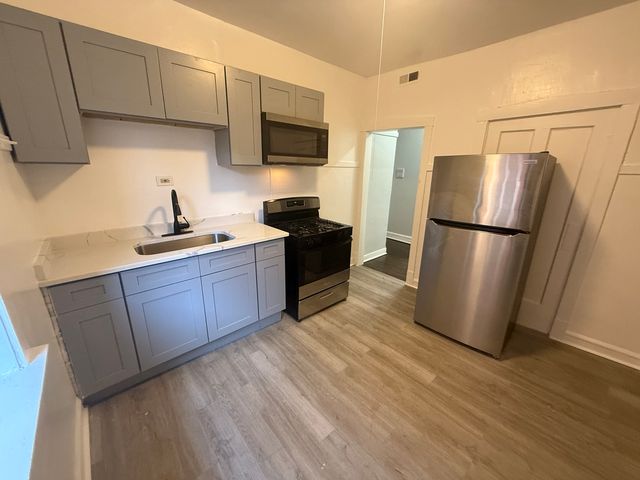 1030 E Hyde Park Boulevard 2, Chicago, IL 60615