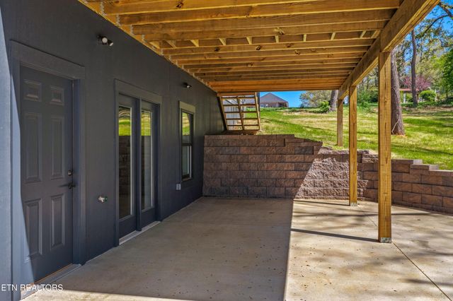 322 Fairway Drive, Dandridge, TN 37725