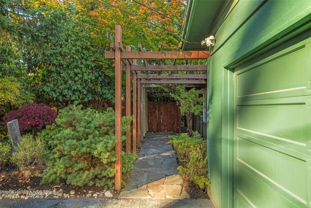13524 Roosevelt Way N, Seattle, WA 98133