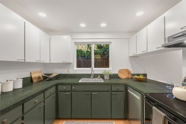 13524 Roosevelt Way N, Seattle, WA 98133