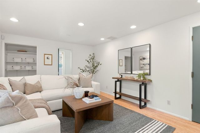 13524 Roosevelt Way N, Seattle, WA 98133