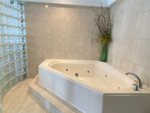 Park Plaza 4429 AVE ISLA VERDE 12, Carolina, PR 00979