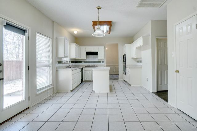 105 N Laurel Springs Drive, Desoto, TX 75115