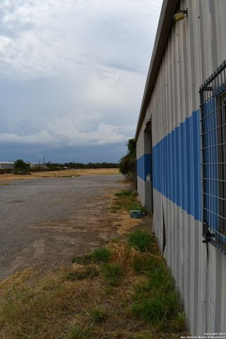 16776 S IH 35, Dilley, TX 78017