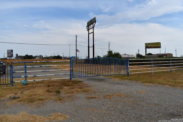 16776 S IH 35, Dilley, TX 78017