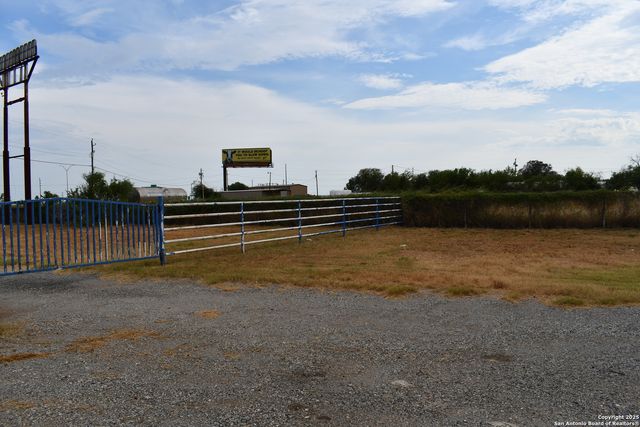 16776 S IH 35, Dilley, TX 78017