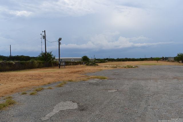 16776 S IH 35, Dilley, TX 78017