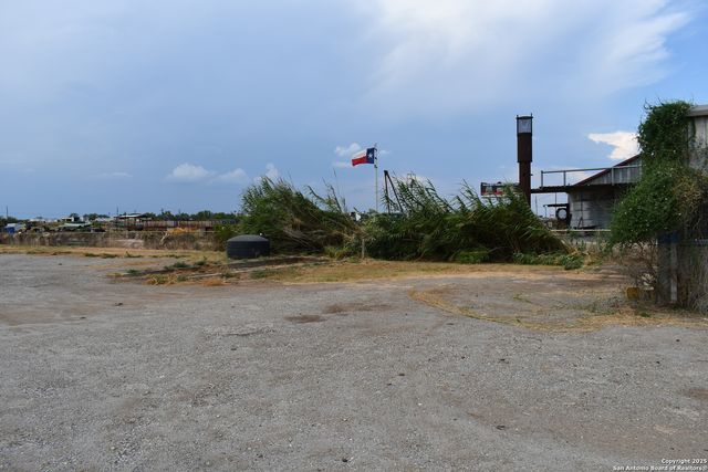 16776 S IH 35, Dilley, TX 78017