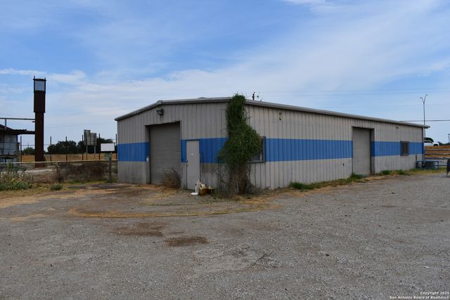 16776 S IH 35, Dilley, TX 78017