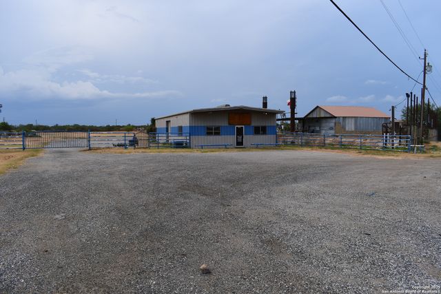 16776 S IH 35, Dilley, TX 78017