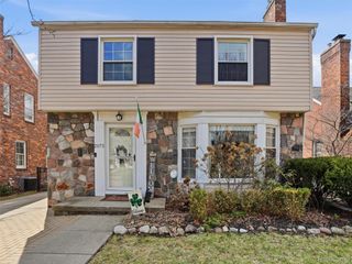 2073 Lochmoor Boulevard, Grosse Pointe Woods, MI 48236