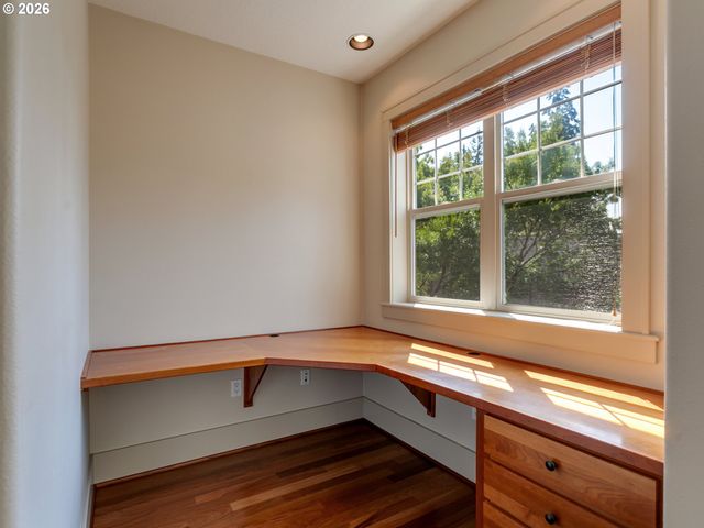 5055 W SUNSET Dr, Lake Oswego, OR 97035