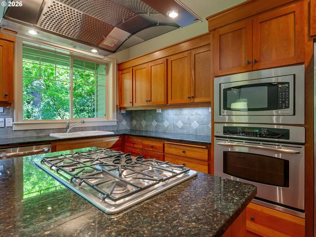5055 W SUNSET Dr, Lake Oswego, OR 97035