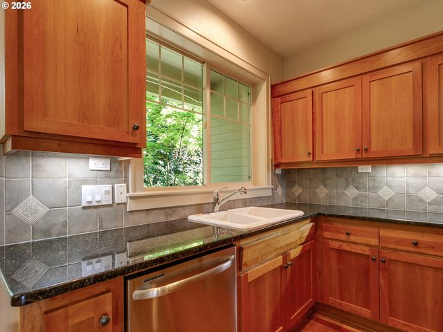 5055 W SUNSET Dr, Lake Oswego, OR 97035