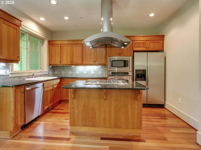 5055 W SUNSET Dr, Lake Oswego, OR 97035