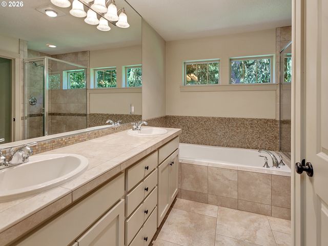 5055 W SUNSET Dr, Lake Oswego, OR 97035