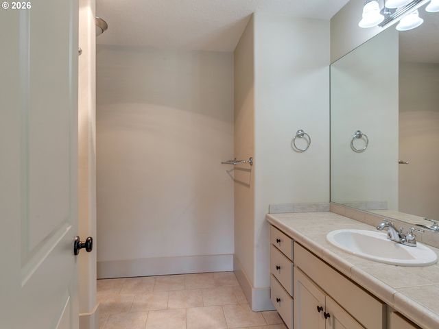 5055 W SUNSET Dr, Lake Oswego, OR 97035