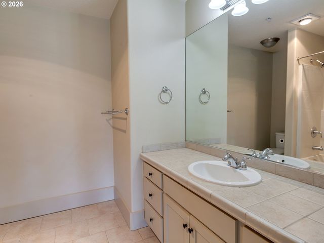 5055 W SUNSET Dr, Lake Oswego, OR 97035
