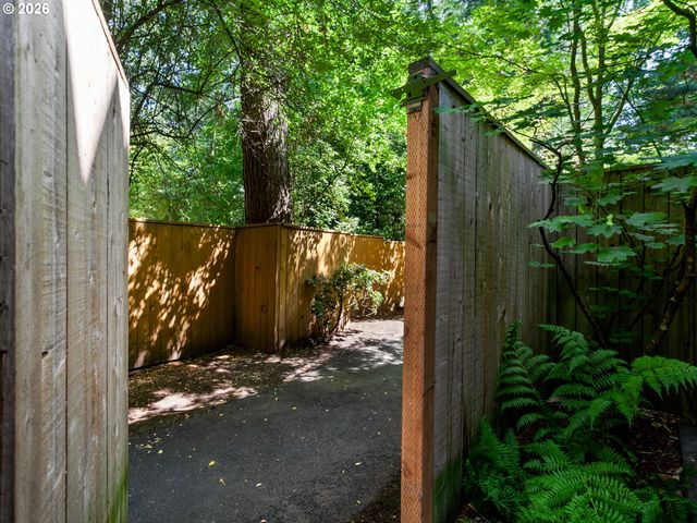 5055 W SUNSET Dr, Lake Oswego, OR 97035