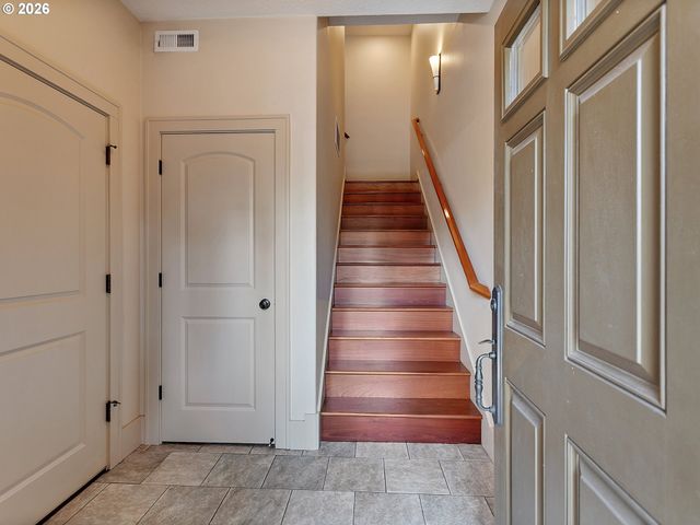 5055 W SUNSET Dr, Lake Oswego, OR 97035