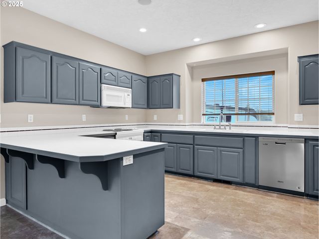 3533 Ne FAIRVIEW LAKE Ct, Fairview, OR 97024