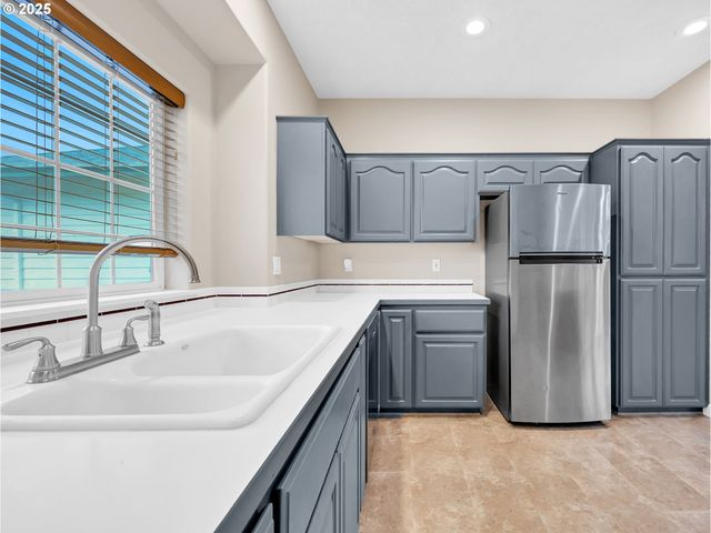 3533 Ne FAIRVIEW LAKE Ct, Fairview, OR 97024