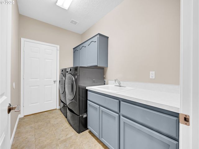 3533 Ne FAIRVIEW LAKE Ct, Fairview, OR 97024