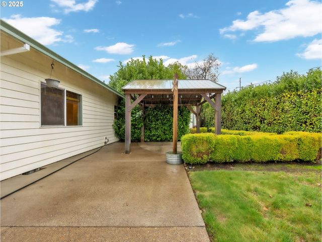 3533 Ne FAIRVIEW LAKE Ct, Fairview, OR 97024