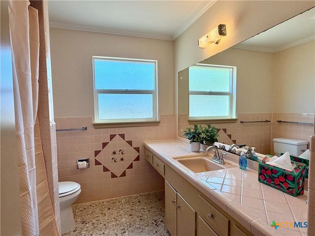 141 Oaklane Drive, Universal City, TX 78148