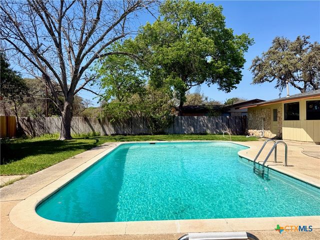 141 Oaklane Drive, Universal City, TX 78148