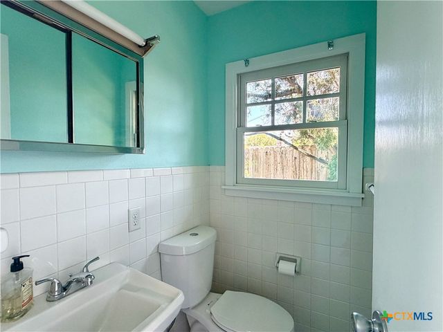 141 Oaklane Drive, Universal City, TX 78148