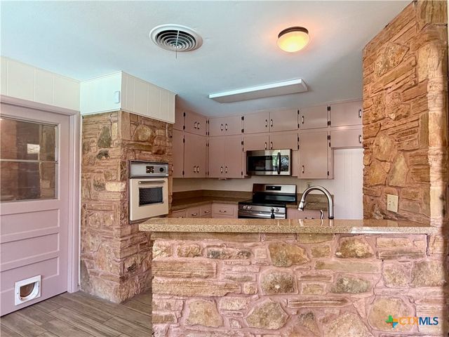 141 Oaklane Drive, Universal City, TX 78148