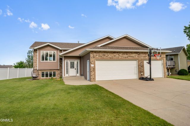 3611 Woodbend Drive SE, Mandan, ND 58554 property photo