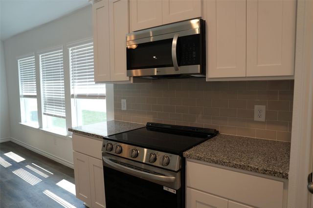 500 Oak Chase Avenue, Dayton, TX 77535