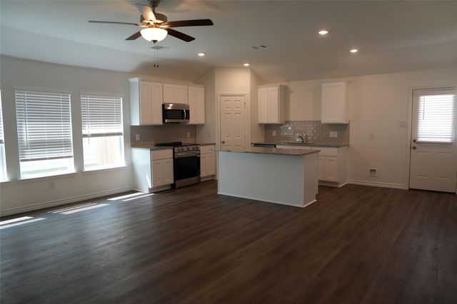500 Oak Chase Avenue, Dayton, TX 77535