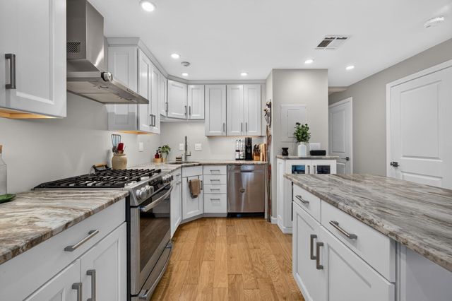 52 Warren St 2, Peabody, MA 01960